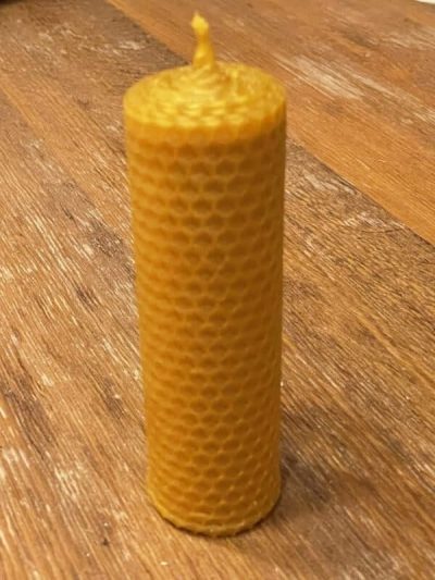 Bienenwachskerze mit Wabenstruktur